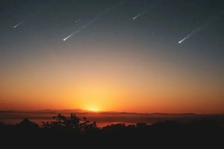 7 Spiritual Meanings of Seeing a Shooting Star & Symbolism