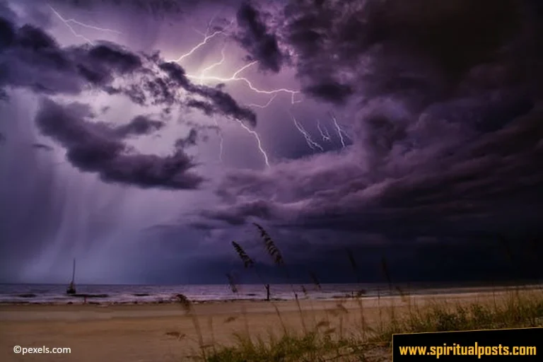 8 Spiritual Meanings of Thunderstorm & Lightning Bolt