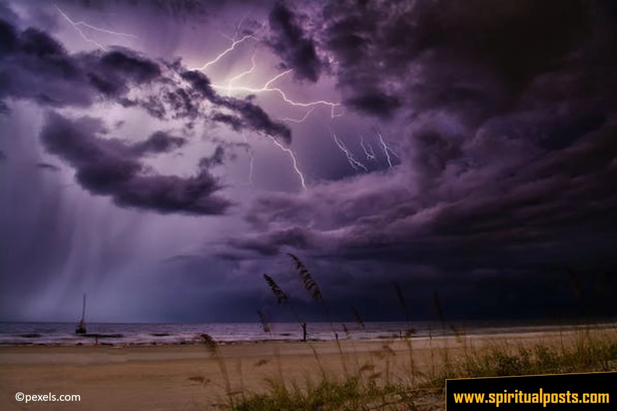 thunderstorms-spiritual-meaning-lightning-bolt-symbolism