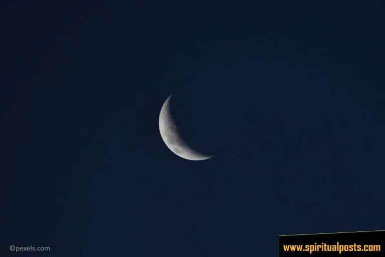 8 Spiritual Meanings of Crescent Moon [Waxing & Waning]