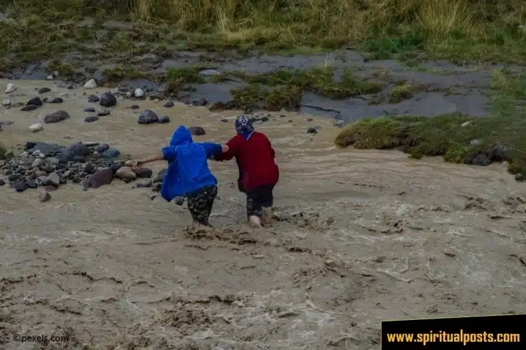 dream-about-water-flooding-escaping-spiritual-biblical-meanings