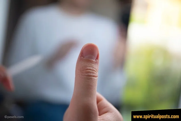 Right & Left Thumb Itching: Meaning and Superstition