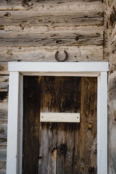 hanging-a-horseshoe-over-your-door-brings-good-luck-prosperity-ward-off-evil-forces